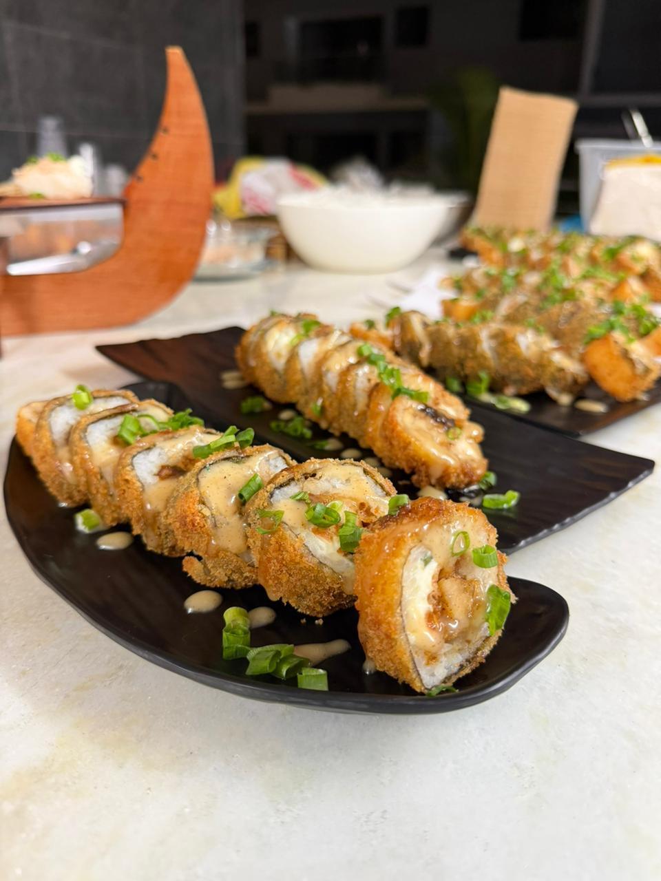 Rolls servidos en bandeja negra